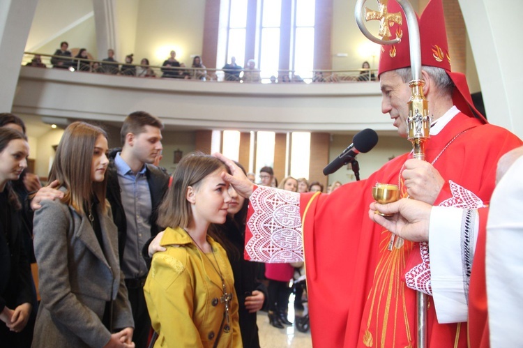 Bierzmowanie w parafii św. Jana Pawła II w Nowym Sączu