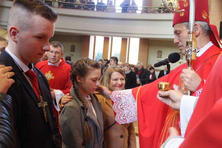 Bierzmowanie w parafii św. Jana Pawła II w Nowym Sączu