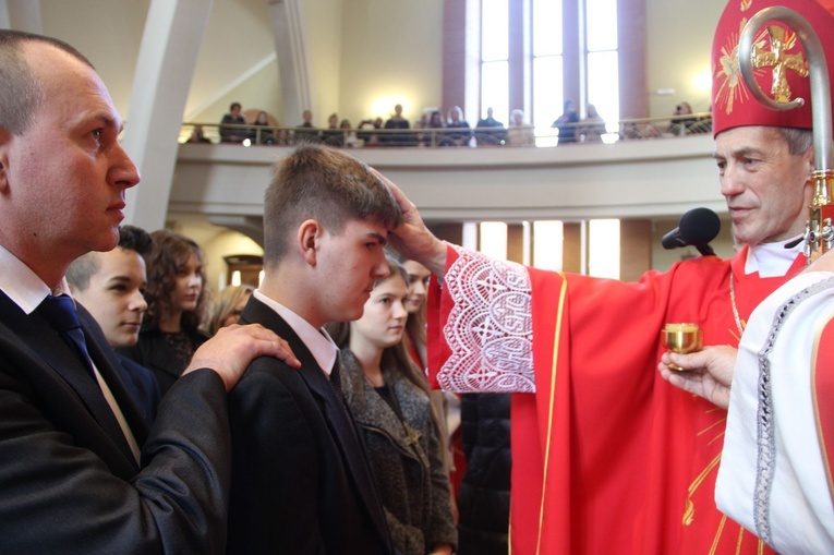 Bierzmowanie w parafii św. Jana Pawła II w Nowym Sączu