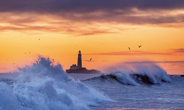 Fale rozbijają się o skały przy latarni morskiej St. Mary's na północno--wschodnim wybrzeżu USA.
2.03.2020 Whitley Bay, Stany Zjednoczone