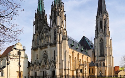 Wielokrotnie przebudowywana katedra św. Wacława, której historia sięga początków XII wieku.