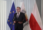 Prezydent Radosław Witkowski podczas konferencji w UM w Radomiu.