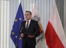 Prezydent Radosław Witkowski podczas konferencji w UM w Radomiu.