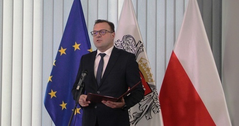 Prezydent Radosław Witkowski podczas konferencji w UM w Radomiu.