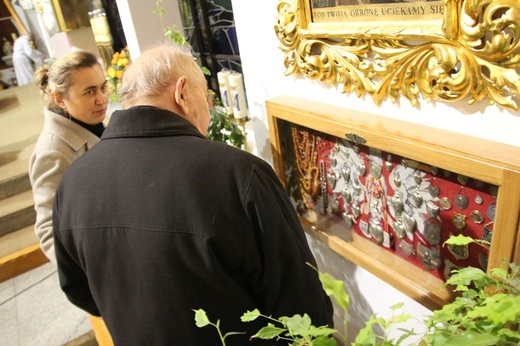 Przekazanie ryngrafu ks. mjr. Rudolfa Marszałka parafii w Bystrej Krakowskiej