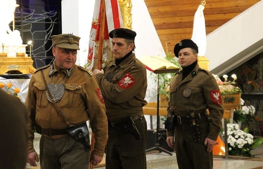 Przekazanie ryngrafu ks. mjr. Rudolfa Marszałka parafii w Bystrej Krakowskiej