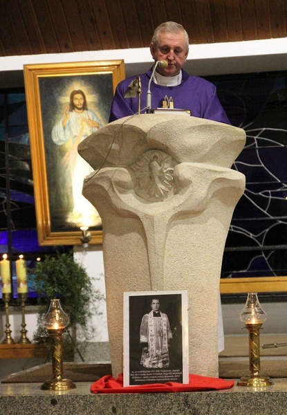 Przekazanie ryngrafu ks. mjr. Rudolfa Marszałka parafii w Bystrej Krakowskiej