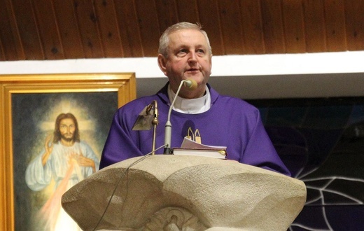 Przekazanie ryngrafu ks. mjr. Rudolfa Marszałka parafii w Bystrej Krakowskiej