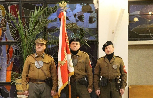 Przekazanie ryngrafu ks. mjr. Rudolfa Marszałka parafii w Bystrej Krakowskiej