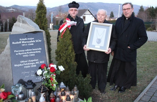 Przekazanie ryngrafu ks. mjr. Rudolfa Marszałka parafii w Bystrej Krakowskiej