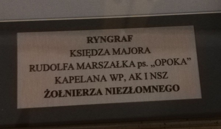 Przekazanie ryngrafu ks. mjr. Rudolfa Marszałka parafii w Bystrej Krakowskiej