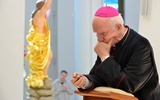 Biskup nie tylko zachęca do ostrożności, ale i do modlitwy.