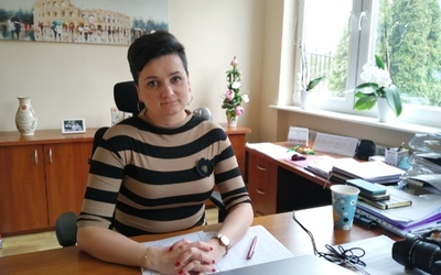 Justyna Łukasik, dyrektor skiernieiwckiego sanepidu, prosi o zachowanie spokoju i stosowanie się do wytycznych.