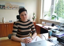 Justyna Łukasik, dyrektor skiernieiwckiego sanepidu, prosi o zachowanie spokoju i stosowanie się do wytycznych.