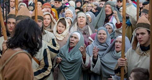 W inscenizacji występuje blisko 60 aktorów.