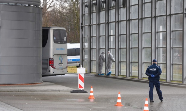 Każdy, kto miał kontakt z zarażonym koronawirusem, będzie poddany kwarantannie i testowi
