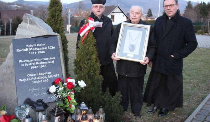 Przy kamieniu upamietniającym postać ks. Rudolfa Marszałka - (od lewej): ks. Tadeusz Krzyżak, Karol Tyc i ks. Stanisław Wójcik.