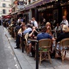 W Paryżu pełne kawiarnie. We Francji nie widać paniki w związku z koronawirusem