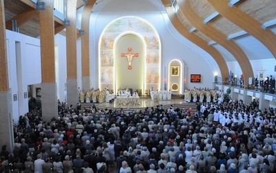 Podczas każdej Mszy św. w kościele może przebywać maksymalnie 50 osób