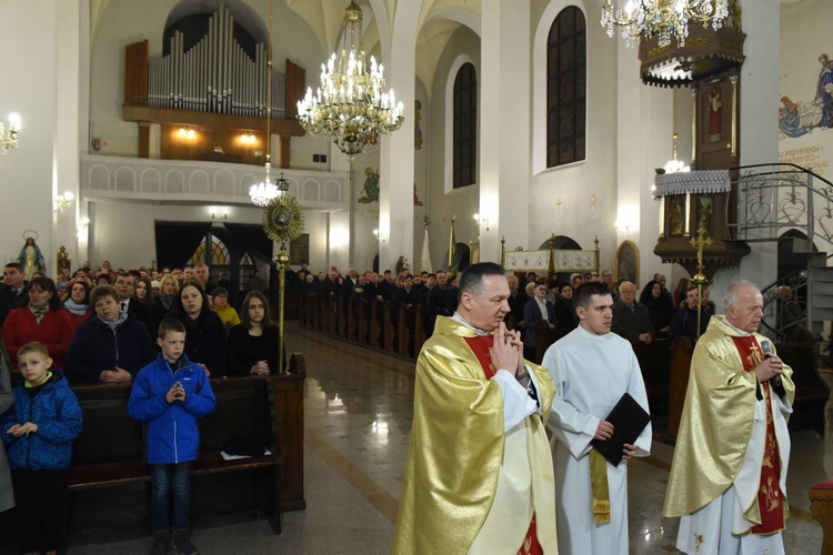 Ks. Andrzej Rams zawierzył parafię św. Jana Chrzciciela w Książnicach Bożemu Miłosierdziu.