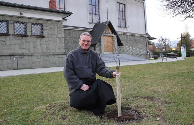 "Dar na 100" - dęby w Leśnej na urodziny św. Jana Pawła II