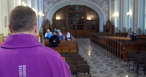 W katedrze na Mszy św. o 11.00, zwykle najliczniej uczęszczanej Eucharystii z udziałem dzieci i ich rodziców, była niewielka grupa wiernych.