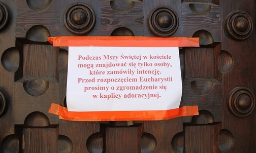 Informacje podobne do tej, umieszczonej na drzwiach bielskiej katedry, pojawiły się na drzwiach wielu kościołów.