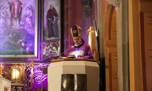 Bp Roman Pindel w bielskiej katedrze św. Mikołaja 15 marca 2020 r.