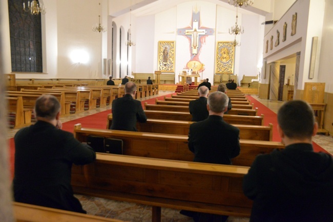 Modlitwa kapłanów wobec zagrożenia koronawirusem