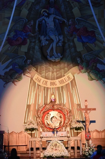 Ołtarz główny w kościele pw. Trójcy Przenajświętszej w Mielcu.