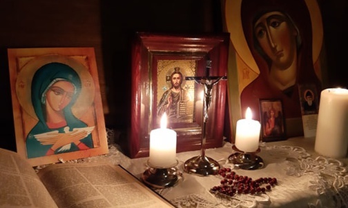 Widok księży odprawiających Mszę św. w prawie pustym kościele był dla mnie przejmujący