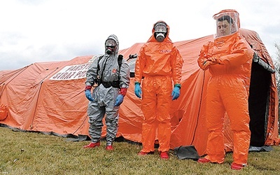 ▼	Przy Szpitalu Uniwersyteckim przeprowadzono ćwiczenia na wypadek masowego szerzenia się epidemii. W namiotach znajdują się łóżka szpitala polowego.