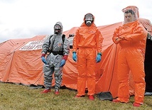 ▼	Przy Szpitalu Uniwersyteckim przeprowadzono ćwiczenia na wypadek masowego szerzenia się epidemii. W namiotach znajdują się łóżka szpitala polowego.