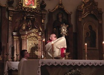 ▲	Biskup pobłogosławił nie tylko zgromadzonych w kaplicy, ale i wszystkich modlących się  za pośrednictwem środków komunikacji. 