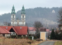 ▼	Kapliczki przed wiekami były daleko za wsią. Dzisiaj wieś zbliżyła się do kalwarii.