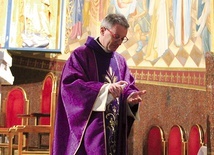 ▲	Od pierwszych dni epidemii ks. Piotr Sadkiewicz z Leśnej i inni księża w parafii dezynfekują ręce  przed i po udzieleniu Komunii Świętej.