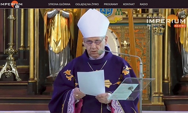 ▲	Biskup Jan Kopiec podczas Mszy św. w katedrze gliwickiej 15 marca, transmitowanej przez Telewizję Imperium.