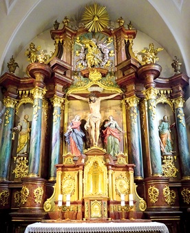 ◄	Późnobarokowy  ołtarz główny (1726 r.) w świątyni redemptorystów w Gliwicach  z cudownym krucyfiksem.