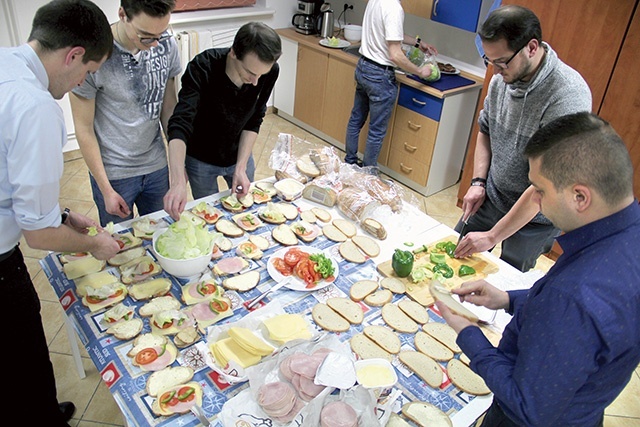 ▲	W siedzibie DA „Centrum” przy ul. Powstańców 21 młodzi z ks. Krzysztofem Nowrotem (z lewej) przygotowują posiłek  dla potrzebujących.