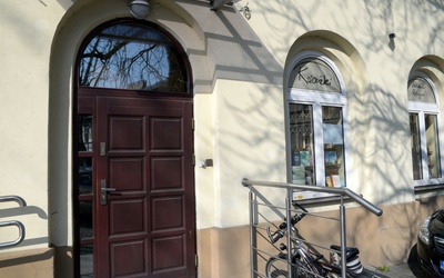 Czynna jest w dni powszednie od 9 do 16. Księgarnia św. Kazimierza znajduje się w budynku kurii biskupiej. Osobne wejście od ul. Malczewskiego 1 (na rogu). 