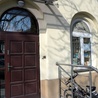 Czynna jest w dni powszednie od 9 do 16. Księgarnia św. Kazimierza znajduje się w budynku kurii biskupiej. Osobne wejście od ul. Malczewskiego 1 (na rogu). 