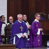 ▲	Podczas Eucharystii odśpiewano suplikację „Święty Boże, Święty mocny…”.