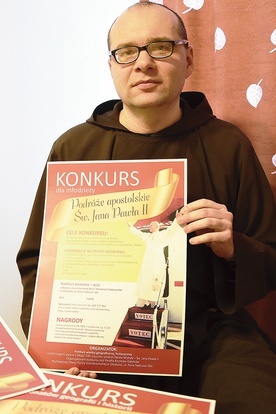 ▲	Bracia kapucyni przygotowali również plakaty informujące o konkursach dotyczących św. Jana Pawła II.