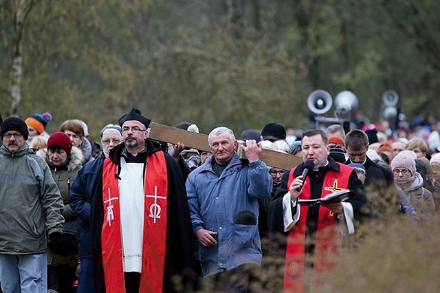 ▲	Tak było w zeszłym roku. Natomiast w tym roku rozważajmy mękę Chrystusa w naszych domach. Więcej: rokitno.org.