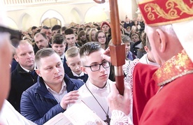 ▲	Arcybiskup Henryk Nowacki udziela sakramentu w dębickiej parafii św. Jadwigi.