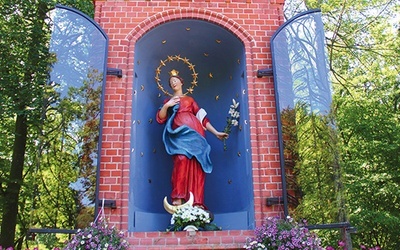 ▲	12 sierpnia 1990 r. biskup gdański Tadeusz Gocłowski oraz biskup chełmiński Marian Przykucki dokonali uroczystej koronacji figury Maryi.