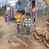▲	Największym problemem jest pobyt w obozowych warunkach dzieci, zwłaszcza sierot.