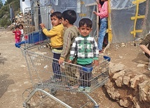 ▲	Największym problemem jest pobyt w obozowych warunkach dzieci, zwłaszcza sierot.