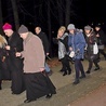 ▲	Pielgrzymi spotkali się na parkingu przy szpitalu i stąd przeszli ze świecami do maryjnego sanktuarium.