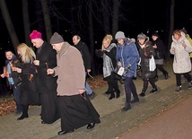 ▲	Pielgrzymi spotkali się na parkingu przy szpitalu i stąd przeszli ze świecami do maryjnego sanktuarium.